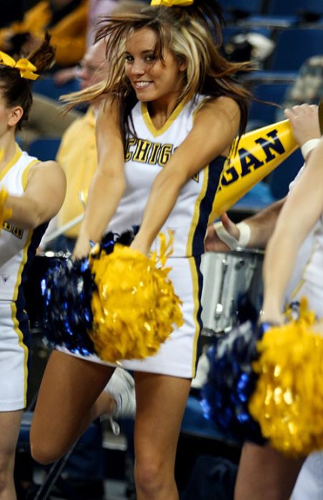 Indiana University vs University of Michigan Cheerleaders (70 pics)