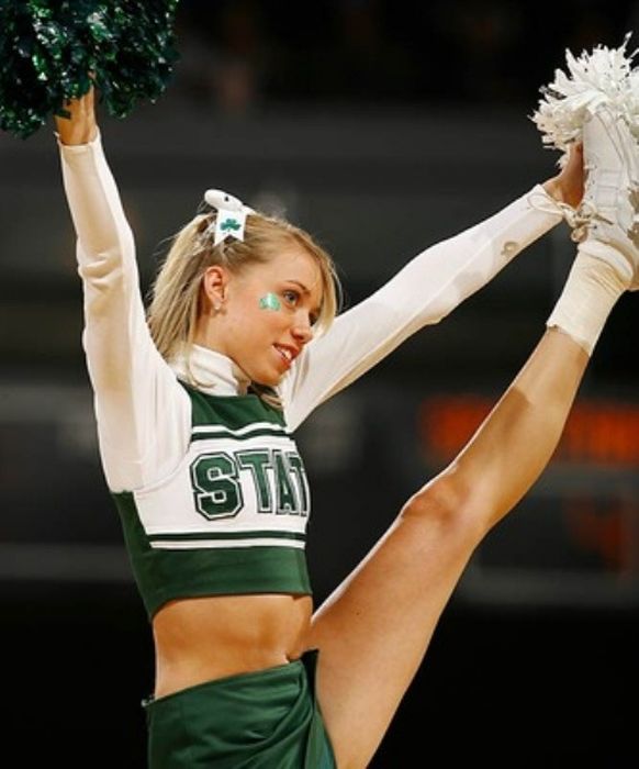 Indiana University vs University of Michigan Cheerleaders (70 pics)