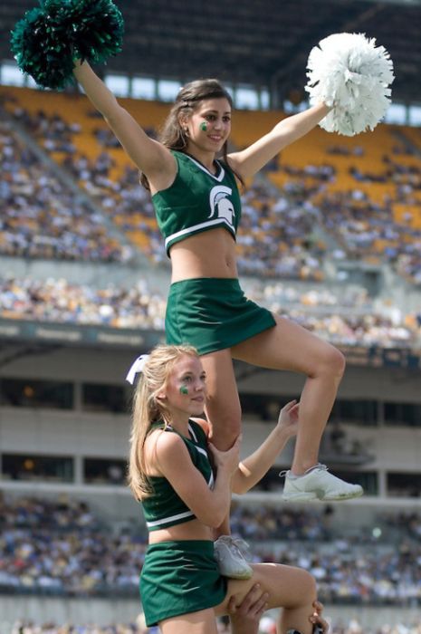 Indiana University vs University of Michigan Cheerleaders (70 pics)