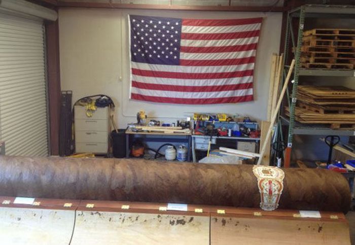 Collector Pays $185,000 for a Giant Cigar (7 pics)
