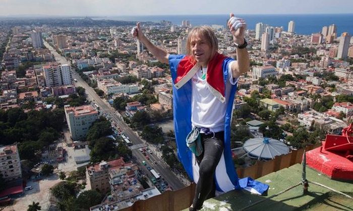 Alain Robert Climbs Cuba's Former Havana Hilton (11 pics)