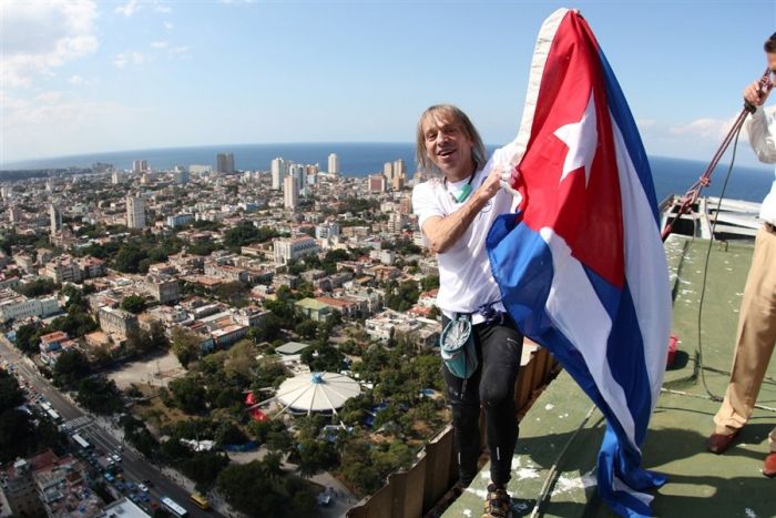 Alain Robert Climbs Cuba's Former Havana Hilton (11 pics)