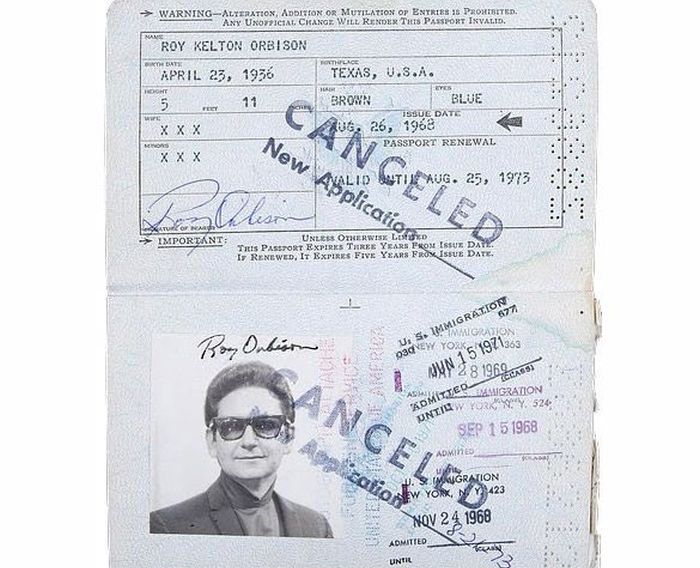 Passports of Famous People (17 pics)
