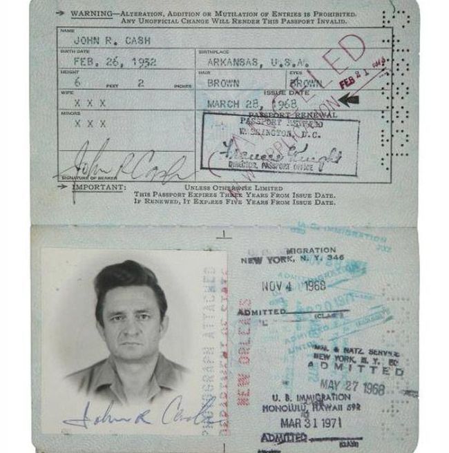 Passports of Famous People (17 pics)