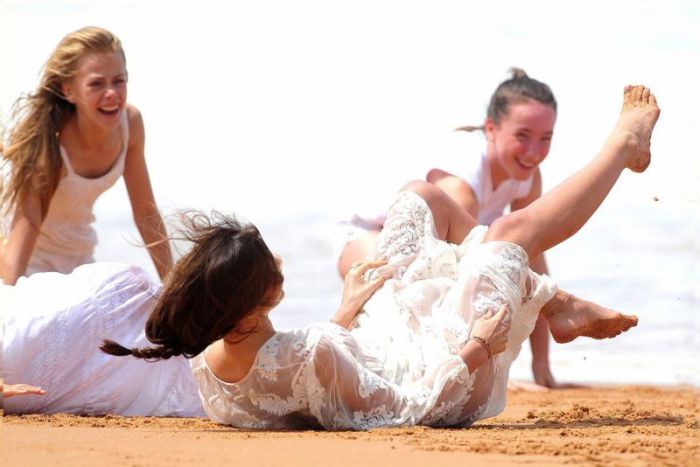 Miranda Kerr Doing Cartwheel (5 pics)