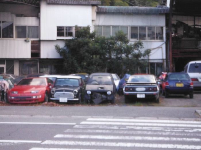 Abandoned Car Graveyard in Japan (60 pics)