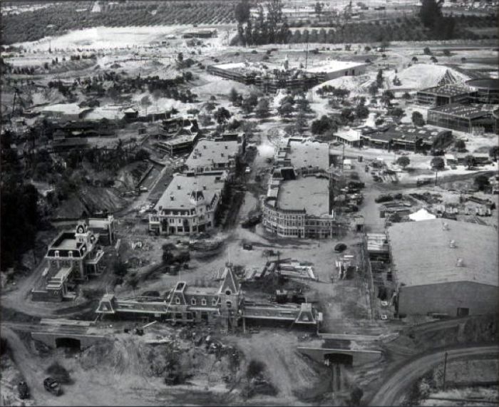 Construction of Disneyland (14 pics)