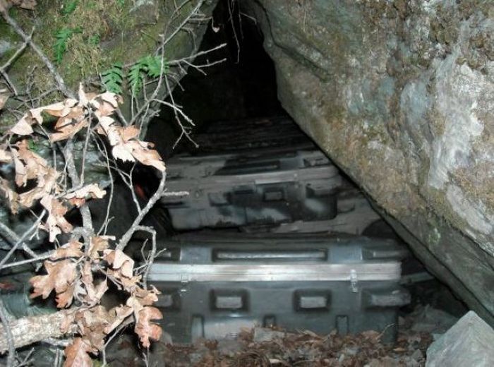 Cave with Guns, Drugs and Cash (8 pics)