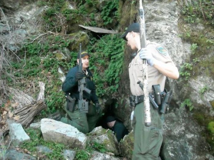 Cave with Guns, Drugs and Cash (8 pics)