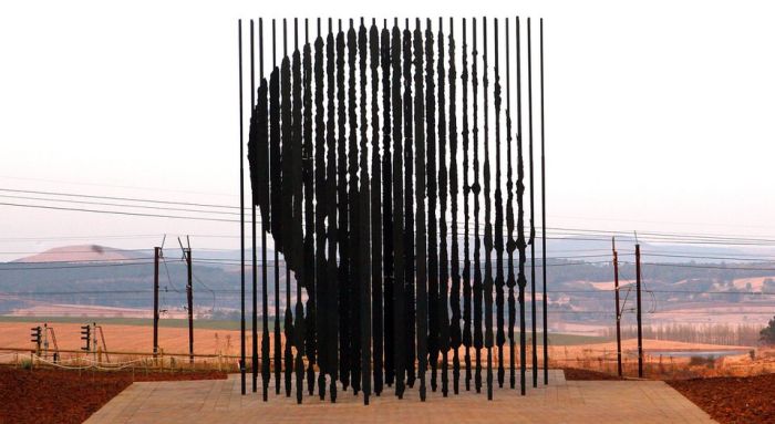 Nelson Mandela Sculpture (5 pics)