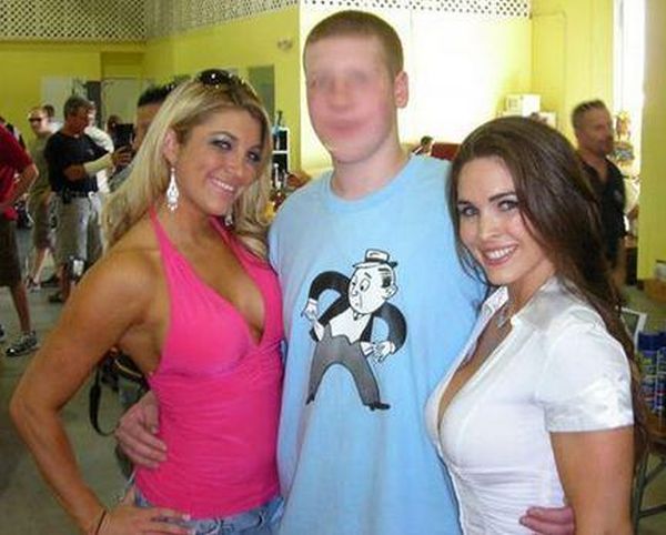 T-Shirts and Boobs Photobombs (12 pics)
