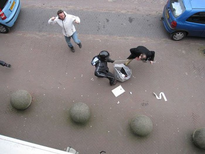 People in the Street Caught Robbers (16 pics)