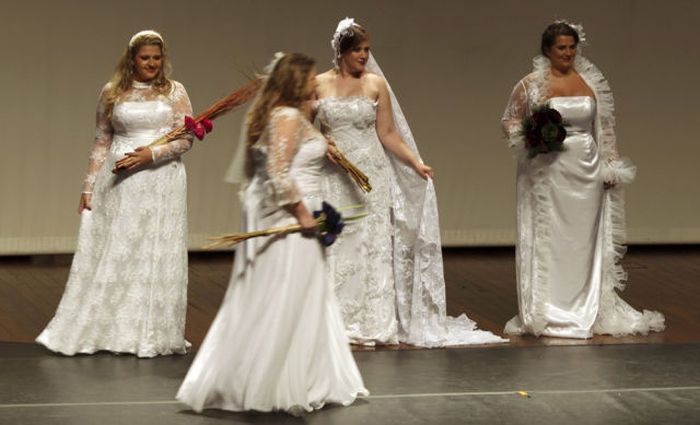Fashion Show for Overweight Women (19 pics)