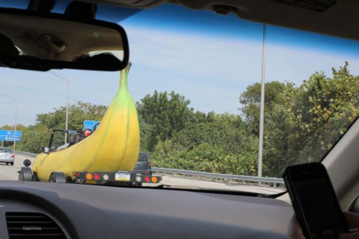 Banana Shaped Car (9 pics)