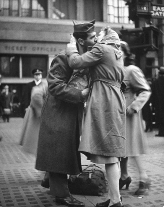 Wartime Kiss (20 pics)