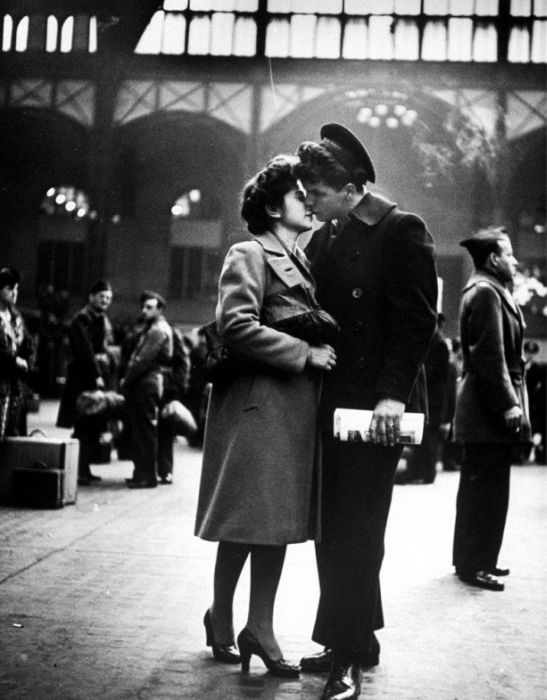 Wartime Kiss (20 pics)