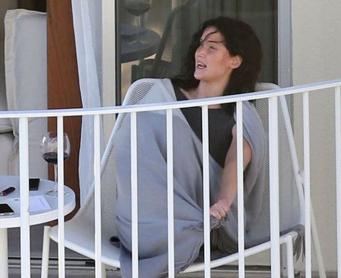Jennifer Lawrence Was Caught Smoking Weed(8 pics)