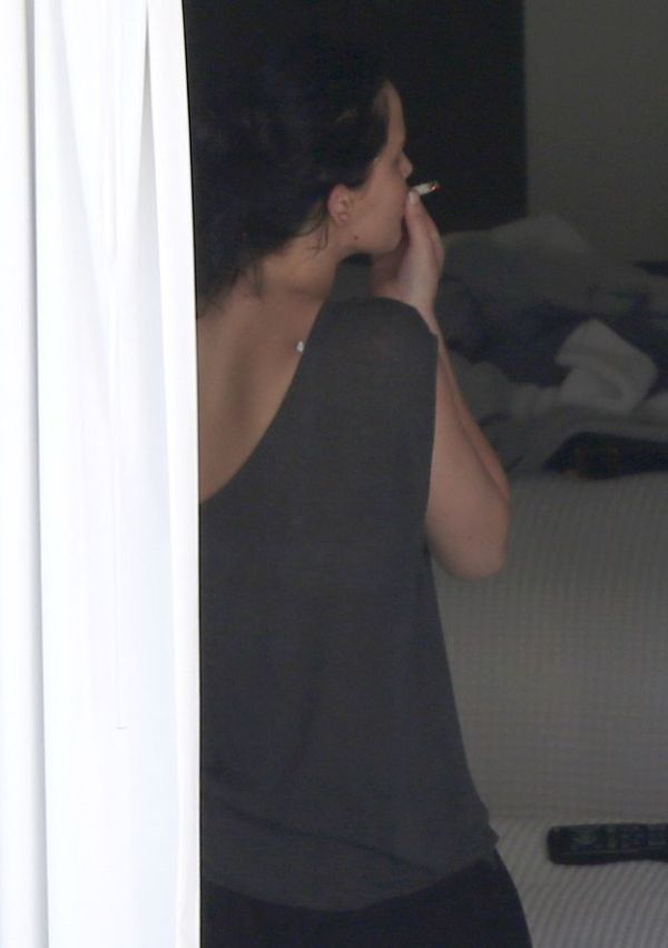 Jennifer Lawrence Was Caught Smoking Weed(8 pics)