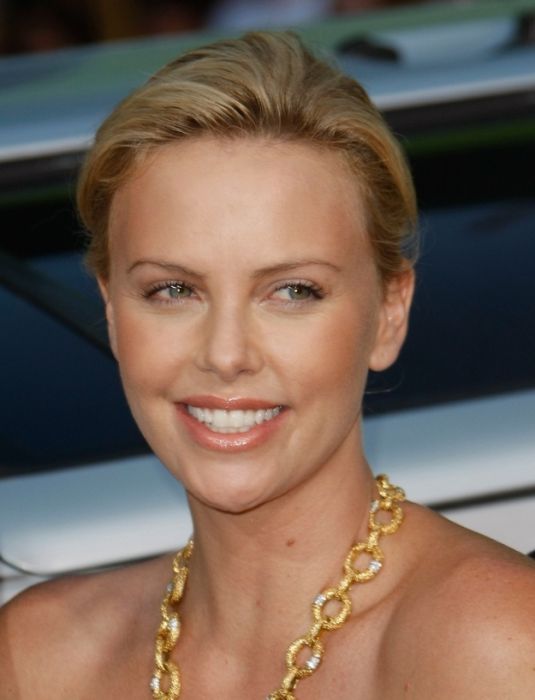Charlize Theron Aging Timeline (31 pics)