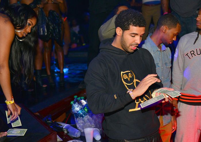 Drake at a Strip Club (25 pics)