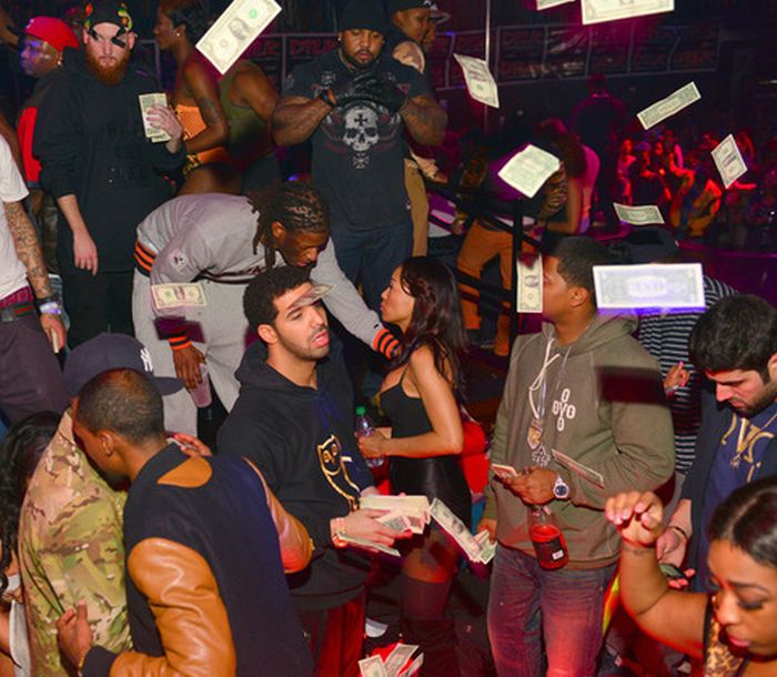 Drake at a Strip Club (25 pics)