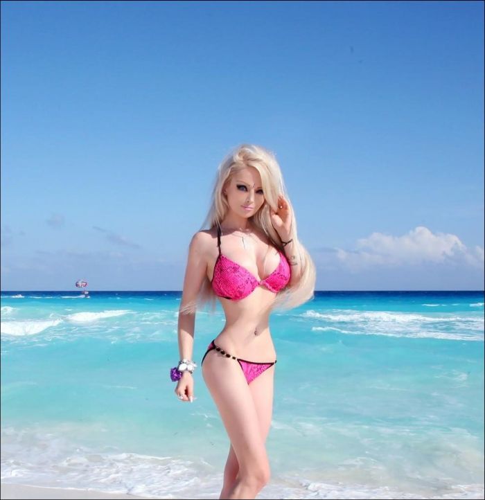 Real-Life Doll on the Beach (5 pics)