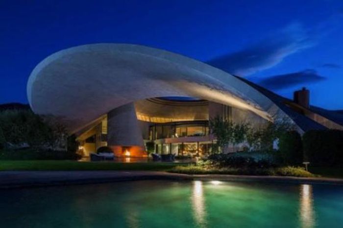 Bob Hope's Iconic John Lautner-Designed Volcano Home (11 pics)