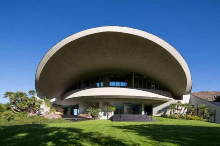 Bob Hope's Iconic John Lautner-Designed Volcano Home (11 pics)