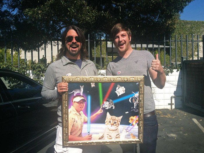Dave Grohl is Truly Awesome (20 pics + video)