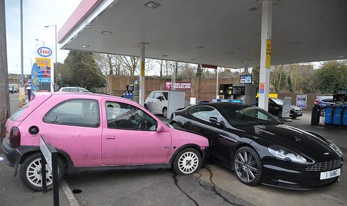 Aston Martin DBS vs Pink Vauxhall Corsa (3 pics)