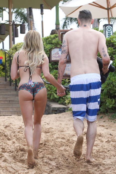 Beach Bums of Famous Girls (96 pics)