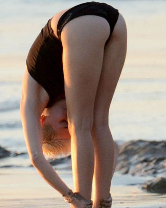 Beach Bums of Famous Girls (96 pics)