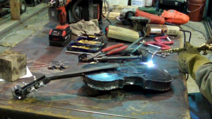 Making of the Steel Violin (32 pics)