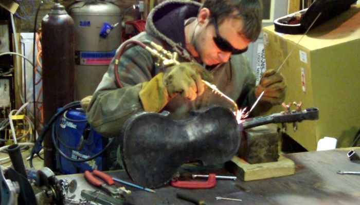 Making of the Steel Violin (32 pics)
