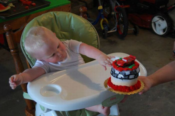 Kid Eats His First Birthday Cake (6 pics)