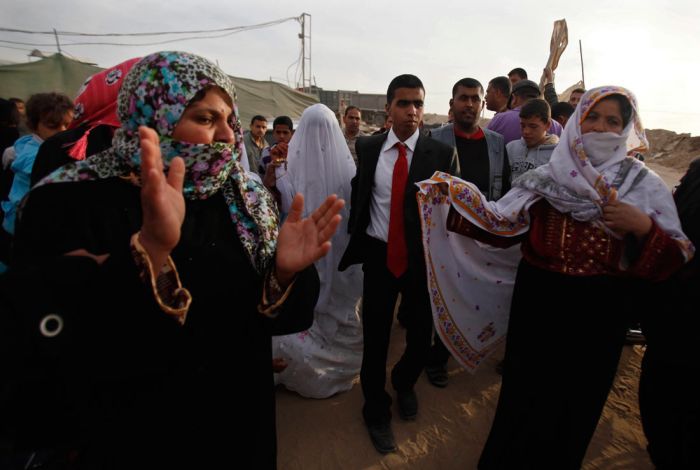 Smuggled Bride (5 pics)