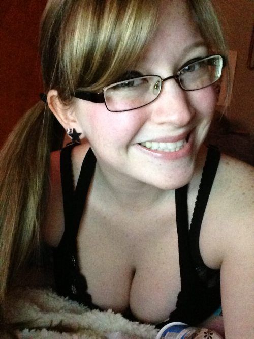 Busty Girls (55 pics)