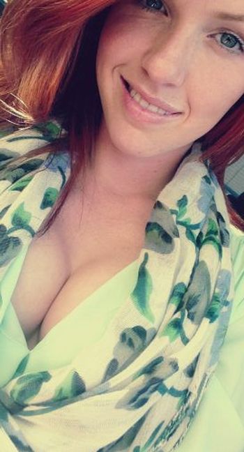 Busty Girls (55 pics)