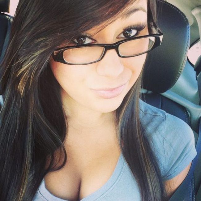 Busty Girls (55 pics)