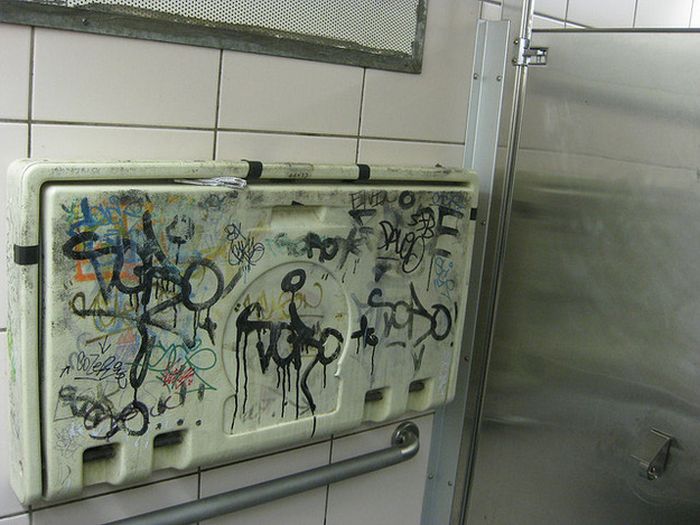 Funny Baby Changing Station Graffiti (23 pics)