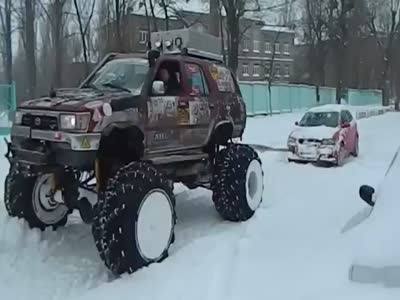 Great Way to Help Driver Who Got Stuck in Snow