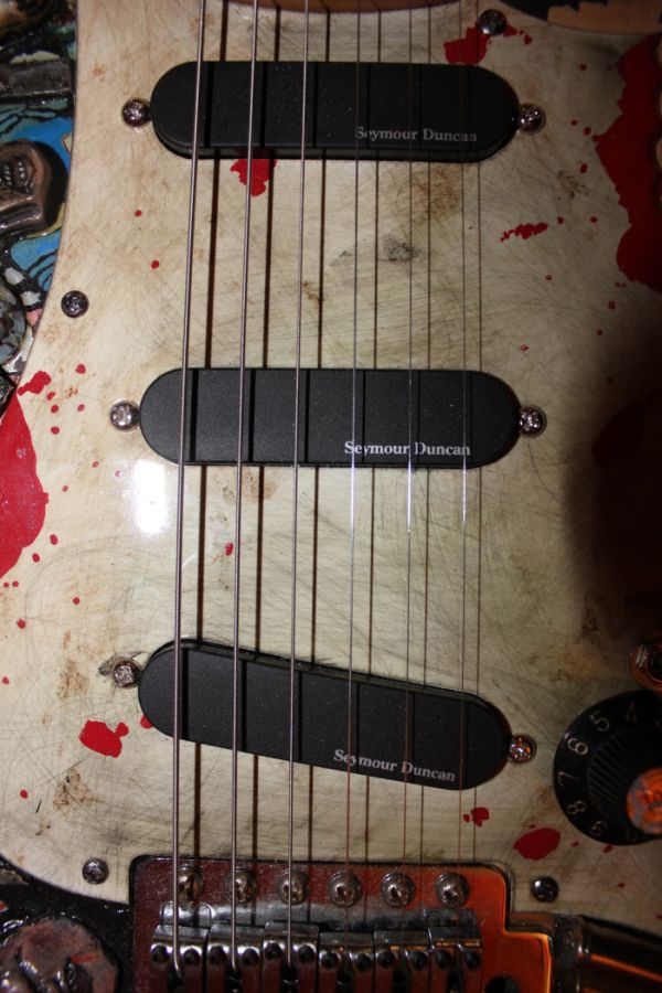 Zombie Apocalypse Guitar (14 pics)