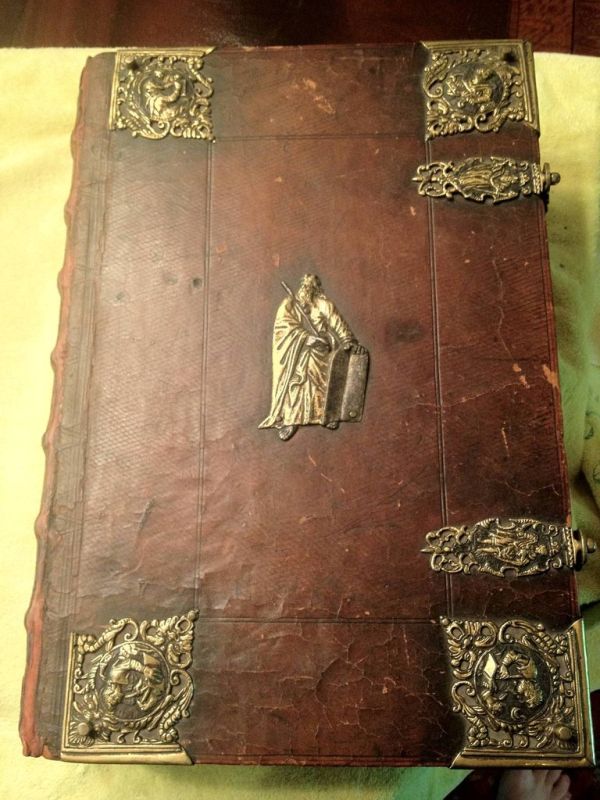 Very Old Bible (19 pics)