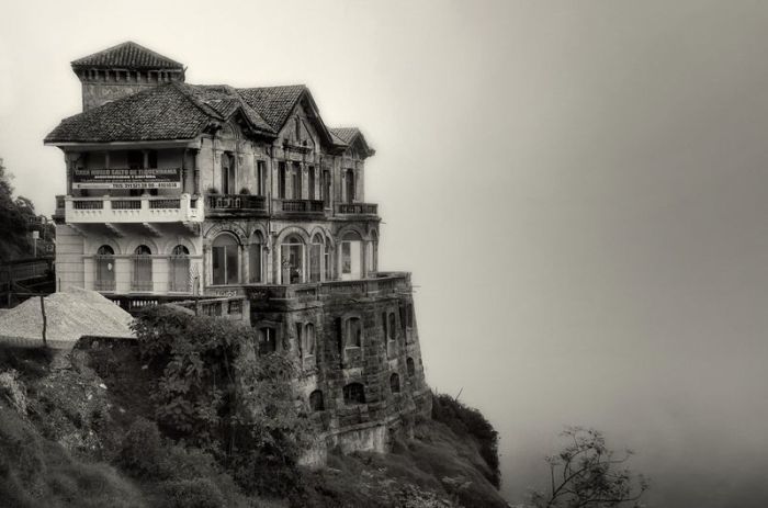 The Most Beautiful Abandoned Hotel (33 pics)