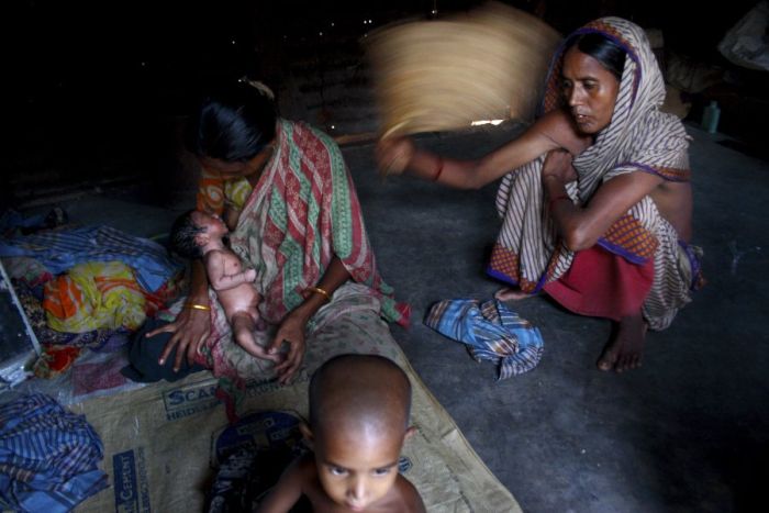 Woman Gives Birth in the Slums of Bangladesh (12 pics)