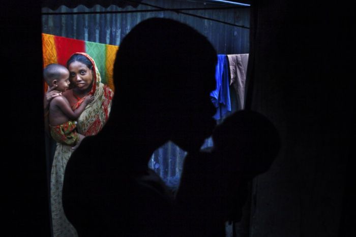 Woman Gives Birth in the Slums of Bangladesh (12 pics)