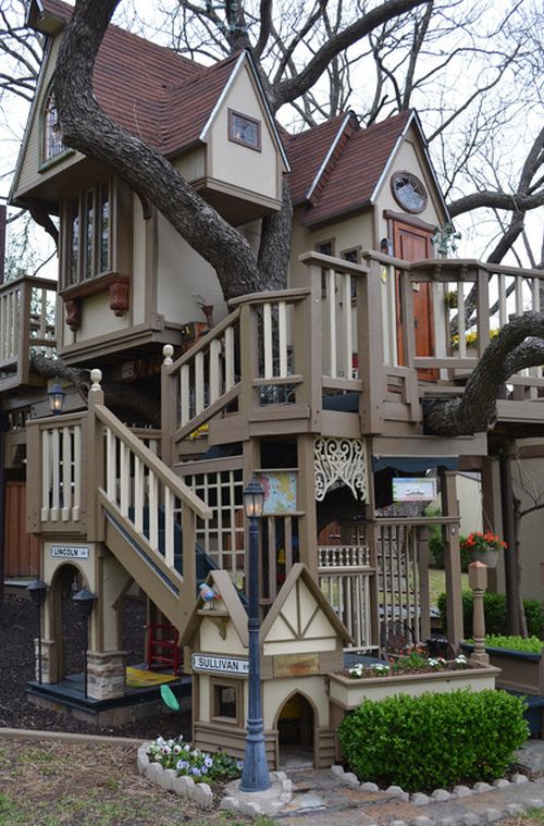 The Most Incredible Kids' Tree House Ever (18 pics)