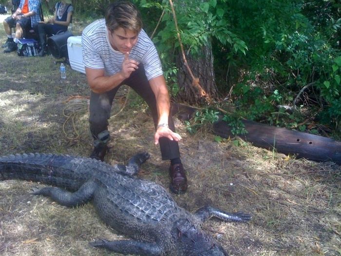 Zac Efron Wrestling An Alligator (4 pics)