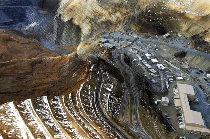 Landslide Aftermath in Kennecott's Bingham Canyon Mine (23 pics)