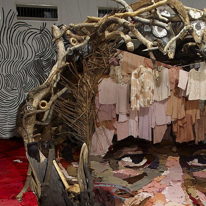 Optical Illusion Made out of Garbage (4 pics)